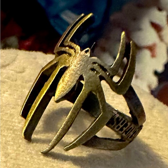 NWOT Spider-Man ring in bronze colour and metal. Do not know the size - Picture 2 of 4